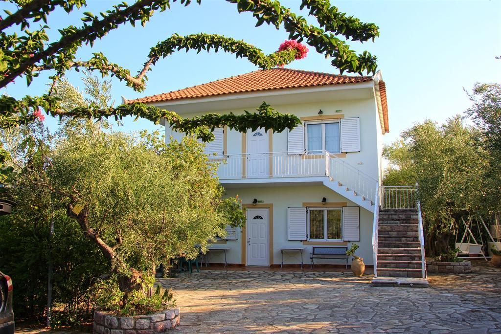 Eleni Houses Kómboi Eksteriør bilde